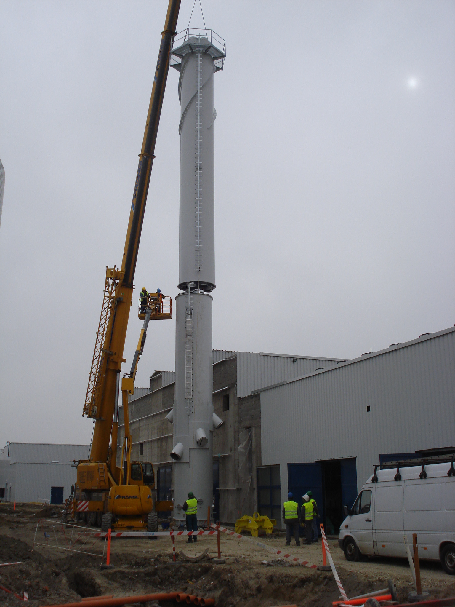 Industrial chimney installation with crane — 3P Kémény